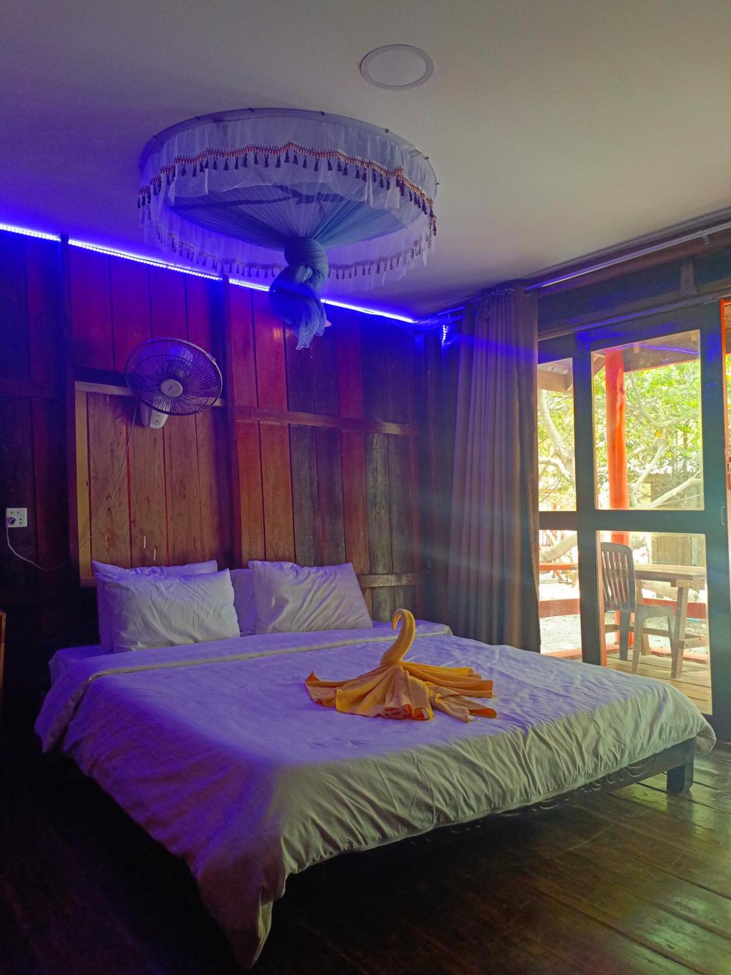 Koh Rong Beach Hostel And Bungalows Kaoh Touch Bagian luar foto